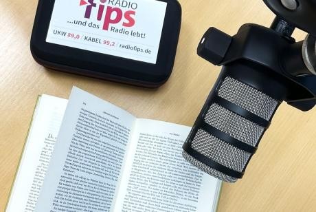 Mikrofon von Radio fips mit aufgeschlagenem Buch . Foto: Evelin Braun/Schulbibliothek /