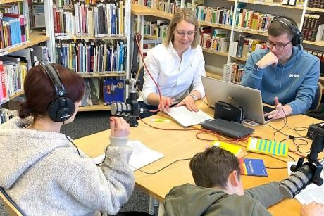 Regine Härter und  Richard Atzig mit Schülerin und Schüler bei der Tonaufnahme für die Radiosendung. Foto: Schulbibliothek, Evelin Braun