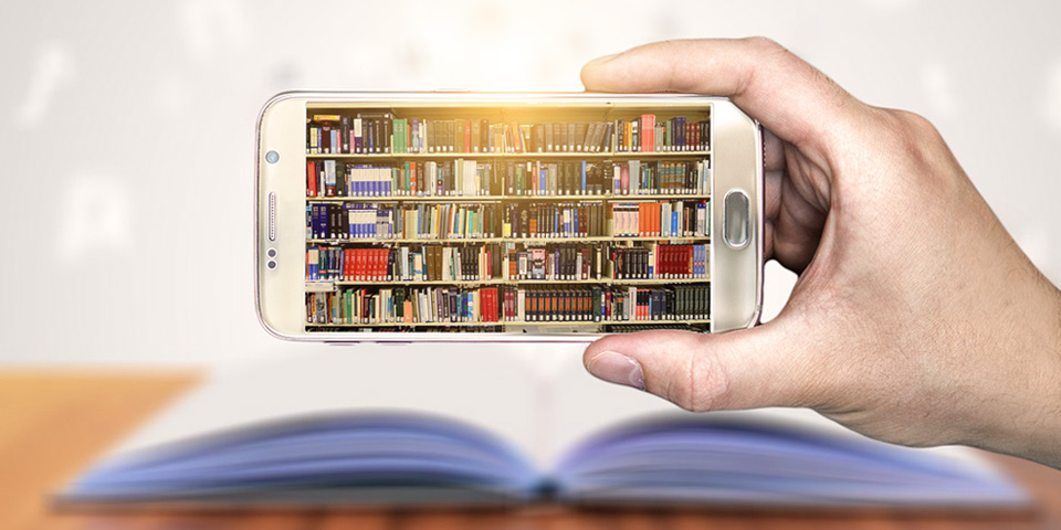 Ein Hand hält ein Smartphone, im Display ist ein Bücherregal zu sehen